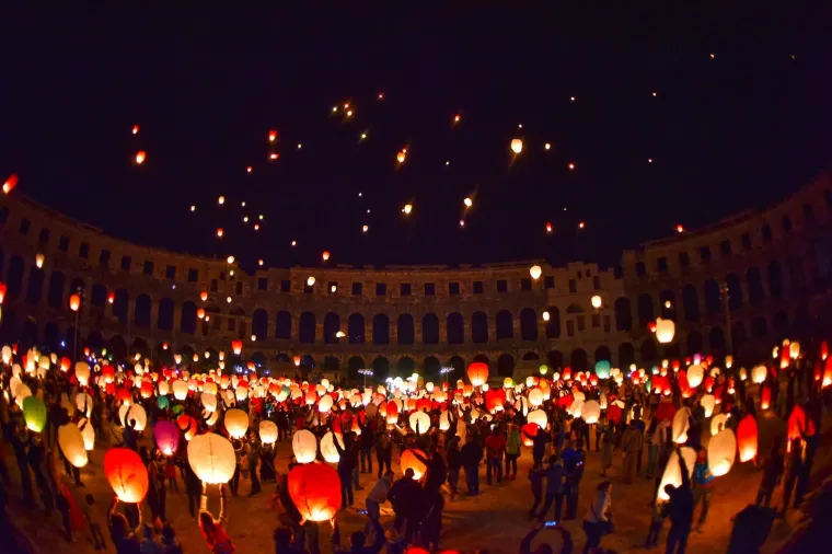 U sklopu Handmade festa, u pulskoj Areni su se pu&scaron;tali lampioni dobrih želja. Prihod od lampiona utro&scaron;iti će se na dovr&scaron;etak opremanja sobe za senzornu motoriku djece, D.V. Mali svijet - Pula