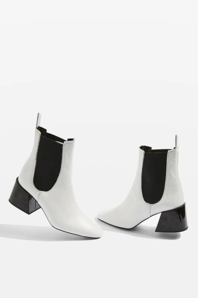 Bijele gležnjače sa 'sjajnom' petom, Topshop, 665,56 kuna