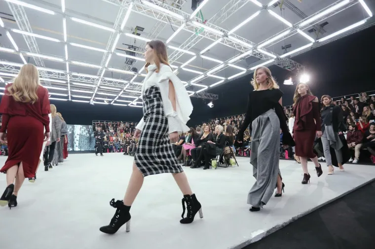 Posljednju večer ovogodišnjeg Bipa Fashion.hr-a svojim je kolekcijama uljepšalo nekoliko dizajnera. Među njima i Marija i Jurica Pirić, modni dvojac i bračni par koji zajedno stvaraju i rade pod modnim imenom Arileo.