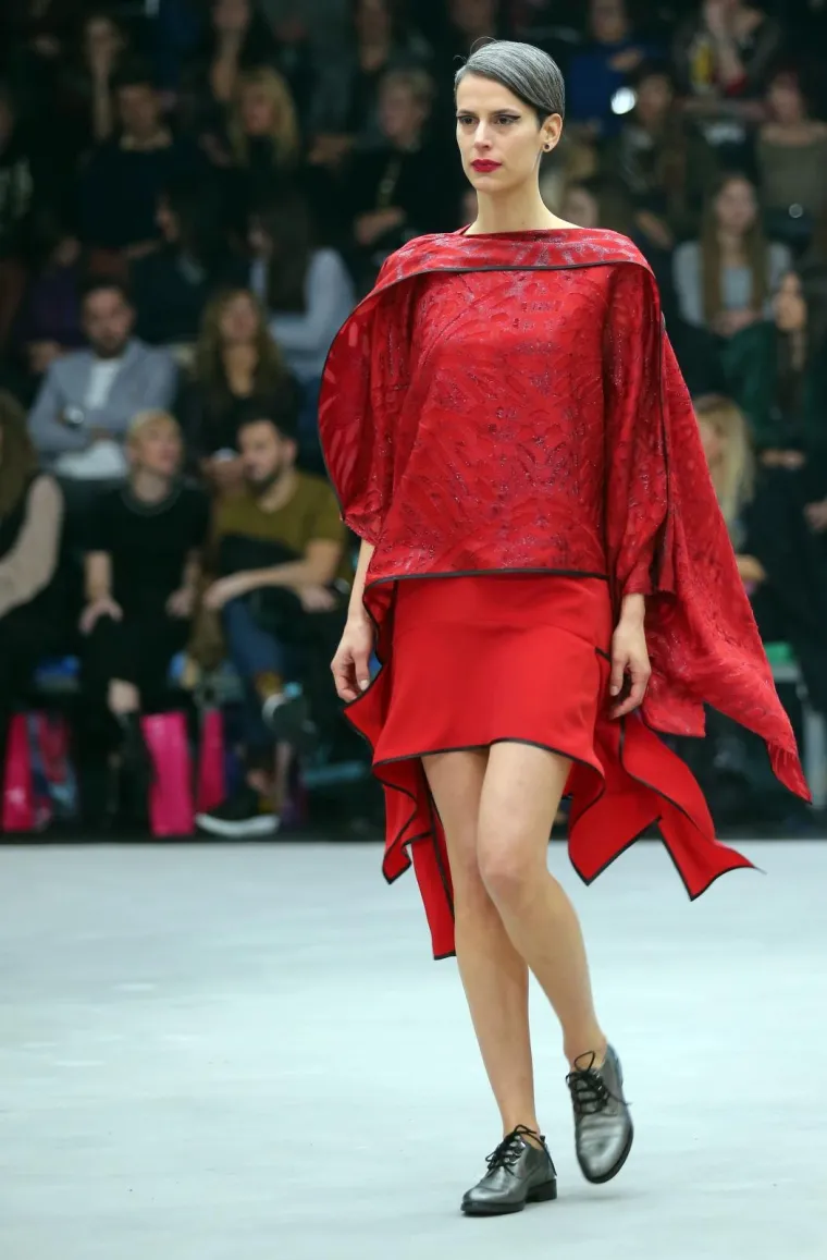 Mlada zagrebačka dizajnerica Ana Maria Ricov savr&scaron;eno je spojila vatrene nijanse crvene i narančaste s bijelim, crnim i srebrnkastim tonovima...