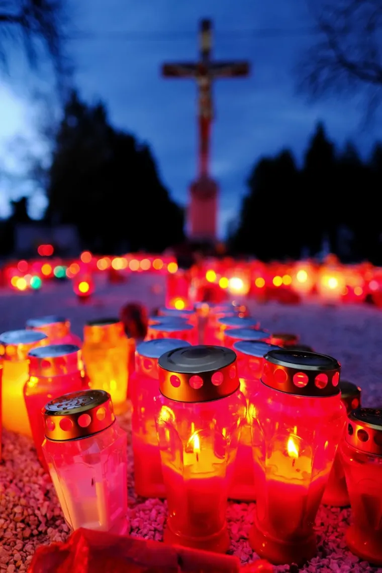 GRAĐANI VEĆ OBILAZE GROBLJA: Na zagrebačkom Mirogoju već je mno&scaron;tvo lampiona