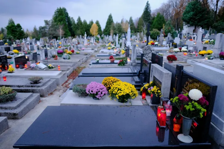 GRAĐANI VEĆ OBILAZE GROBLJA: Na zagrebačkom Mirogoju već je mno&scaron;tvo lampiona