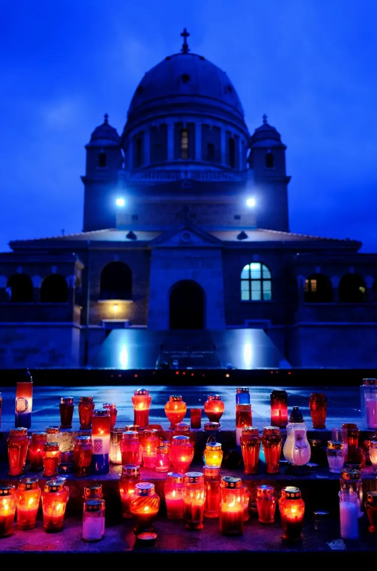 GRAĐANI VEĆ OBILAZE GROBLJA: Na zagrebačkom Mirogoju već je mno&scaron;tvo lampiona