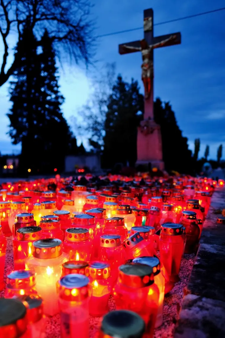 GRAĐANI VEĆ OBILAZE GROBLJA: Na zagrebačkom Mirogoju već je mno&scaron;tvo lampiona