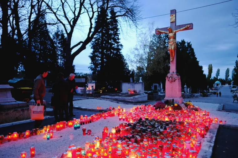 GRAĐANI VEĆ OBILAZE GROBLJA: Na zagrebačkom Mirogoju već je mno&scaron;tvo lampiona