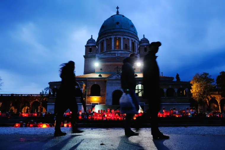 GRAĐANI VEĆ OBILAZE GROBLJA: Na zagrebačkom Mirogoju već je mno&scaron;tvo lampiona
