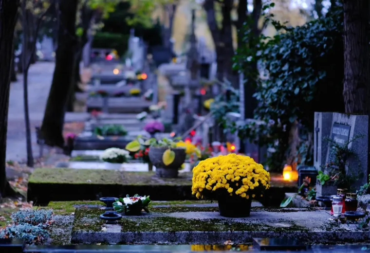 GRAĐANI VEĆ OBILAZE GROBLJA: Na zagrebačkom Mirogoju već je mno&scaron;tvo lampiona