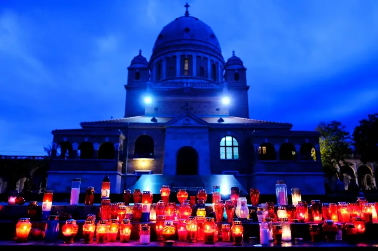 GRAĐANI VEĆ OBILAZE GROBLJA: Na zagrebačkom Mirogoju već je mno&scaron;tvo lampiona