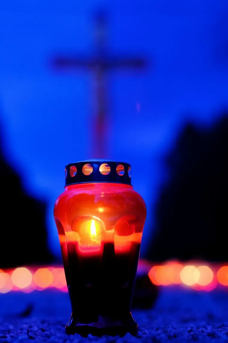 GRAĐANI VEĆ OBILAZE GROBLJA: Na zagrebačkom Mirogoju već je mno&scaron;tvo lampiona