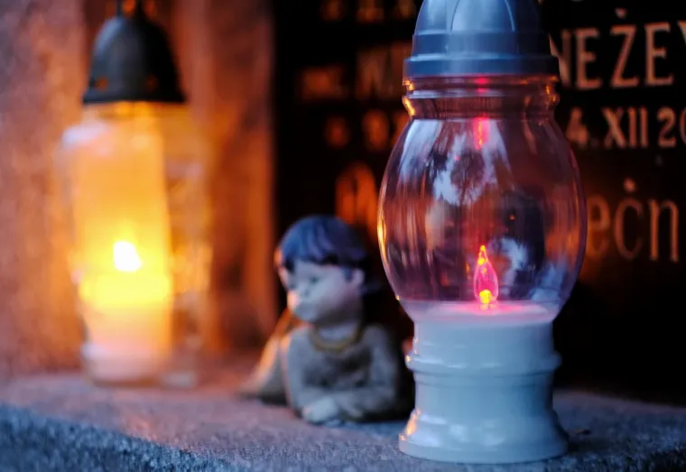 GRAĐANI VEĆ OBILAZE GROBLJA: Na zagrebačkom Mirogoju već je mno&scaron;tvo lampiona