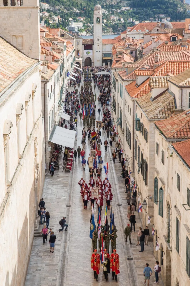 Osim predstavnika Grada Dubrovnika i županije, misnom slavlju  prisustvovali su  i brojni predstavnici državnog vrha, predsjednica  Kolinda Grabar Kitarović, potpredsjednik Vlade i ministar obrane Damir Krstičević, Tomo Medved, ministar branitelja, te biv&scaron;i ministar obrane Republike Hrvatske Davor Božinović