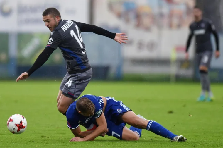 S obzirom da je kompletna oprema obje momčadi bila u tamnim bojama, u pojedinim je trenucima bilo te&scaron;ko raspoznati tko je tko na terenu.