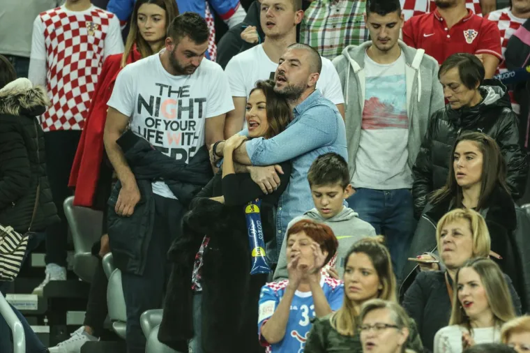 Zubak je grlio Tatjanu, a ona nije skidala osmijeh s lica.