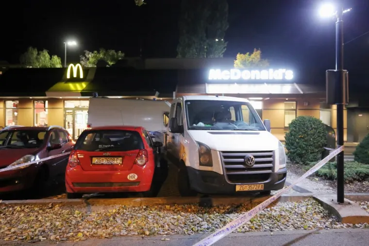 Policija je jučer navečer blokirala dva vozila na McDonaldsovom parkirali&scaron;tu na Krugama. Kako se neslužbeno doznaje, učinili su to zbog ukradenog bijelog kombija.