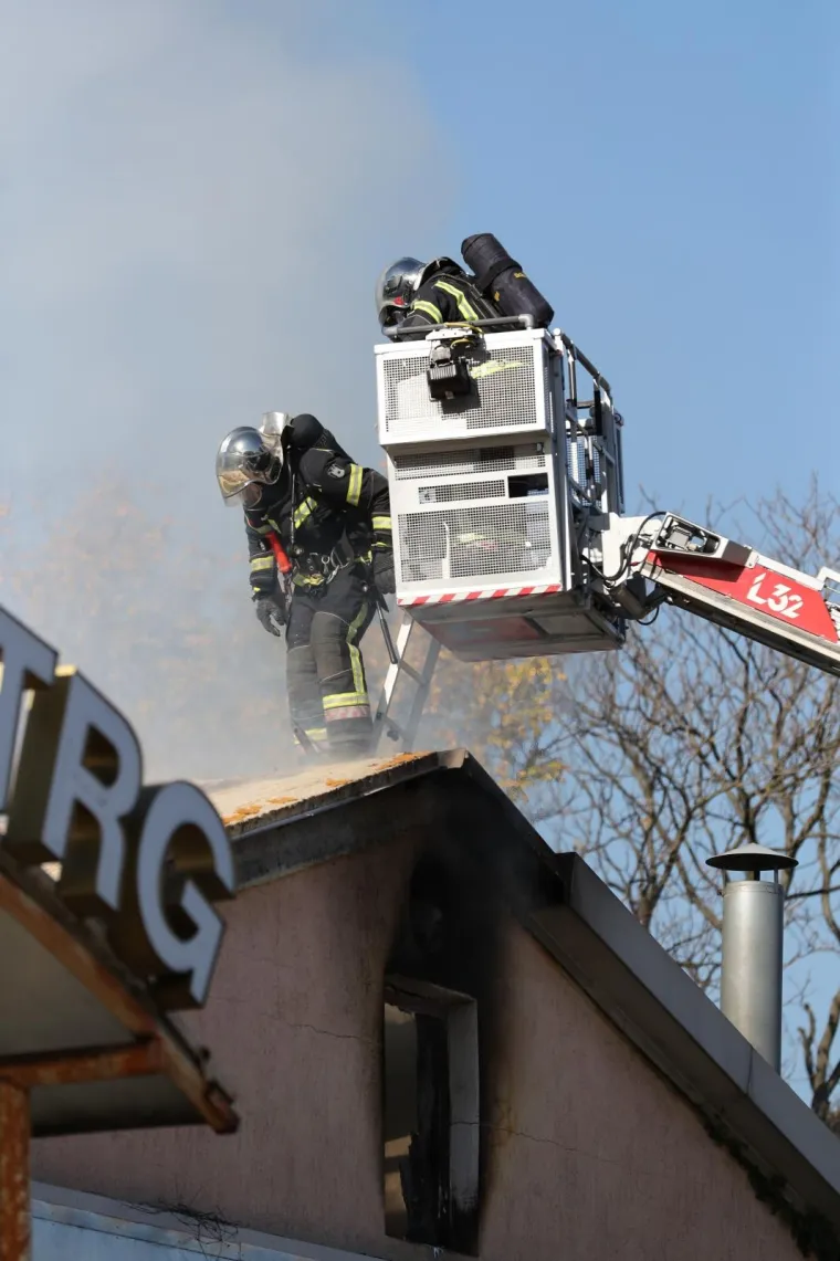 POŽAR NA GLAVNOM KOLODVORU: Na okretištu autobusa vatrogasci stavili vatru pod kontrolu