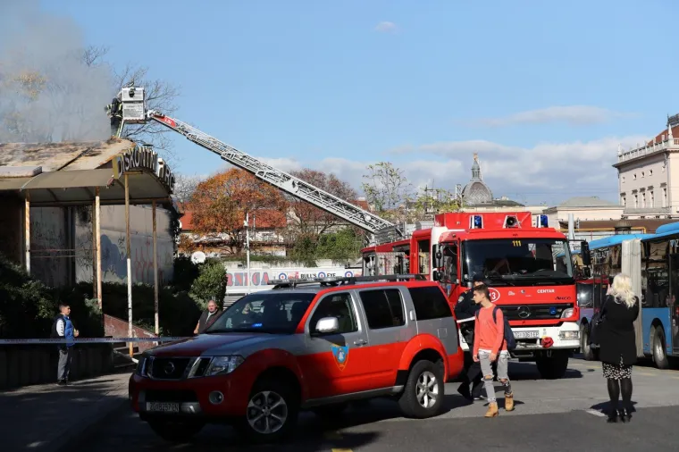 POŽAR NA GLAVNOM KOLODVORU: Na okreti&scaron;tu autobusa vatrogasci stavili vatru pod kontrolu