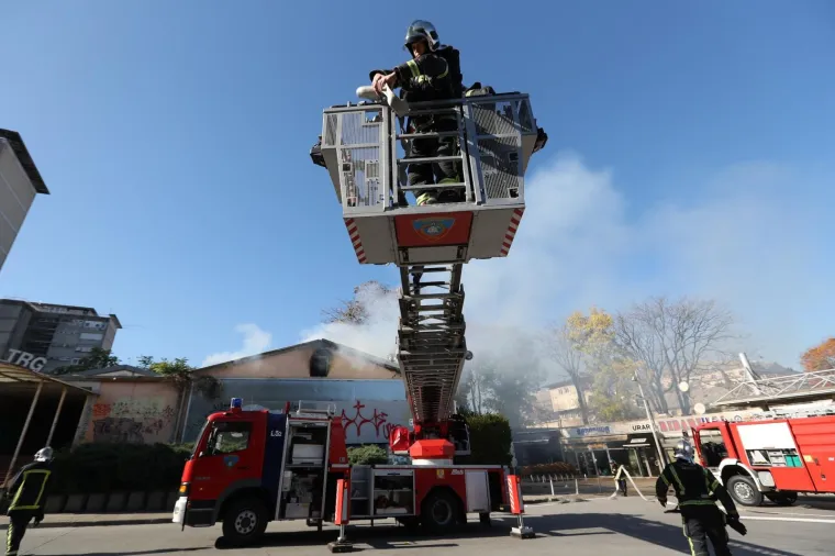 POŽAR NA GLAVNOM KOLODVORU: Na okreti&scaron;tu autobusa vatrogasci stavili vatru pod kontrolu