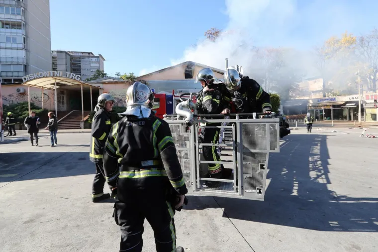 POŽAR NA GLAVNOM KOLODVORU: Na okreti&scaron;tu autobusa vatrogasci stavili vatru pod kontrolu