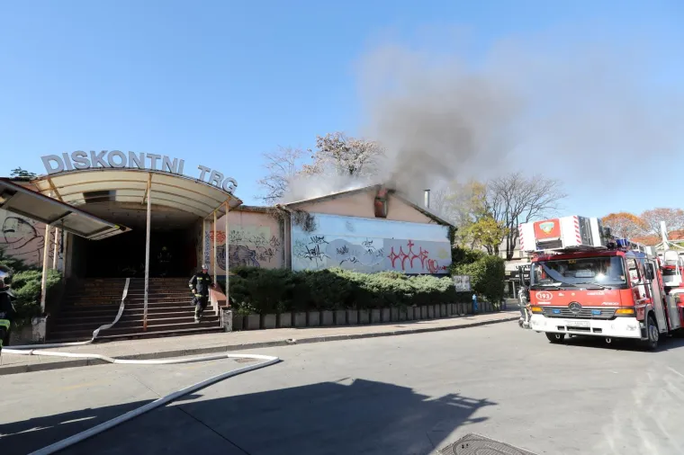 U nekada&scaron;njoj velikoj trgovini mje&scaron;ovite robe #Diskontni trg# koja se nalazi na Glavnom kolodvoru gdje je okreti&scaron;te autobusa, izbio je požar koji su vatrogasci stavili pod kontrolu.