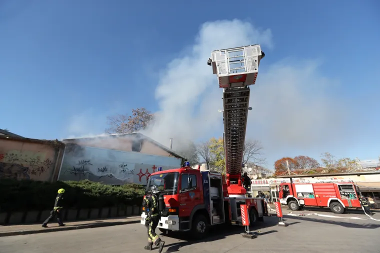 Vatrogasci ugasili požar na nekada&scaron;njem velikom supermarketu na zagrebačkom Glavnom kolodovoru