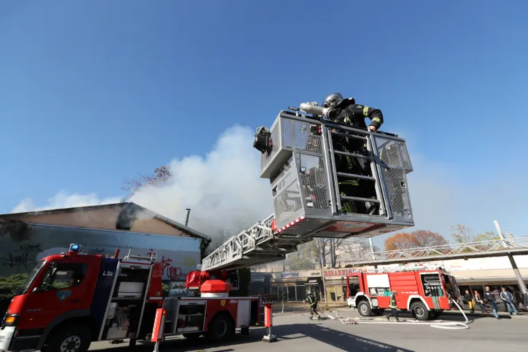 Vatrogasci ugasili požar na nekada&scaron;njem velikom supermarketu na zagrebačkom Glavnom kolodovoru