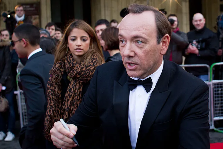 Kevin Spacey ispričao se Anthonyju Rappu za spolno napastovanje u vrijeme kada je tom glumcu bilo samo 14 godina, a taj događaj potaknuo je Spaceya da iziđe iz ormara i objelodani svoju homoseksualnu orijentaciju. U članku objavljenom na BuzzFeed Anthony Rapp otkrio je da ga je Spacey pozvao 1986. u svoj stan na zabavu i po zavr&scaron;etku večeri, kada su svi gosti oti&scaron;li, gurnuo na krevet, popeo se na njega i poku&scaron;ao spolni odnos. Rappu se činilo da je Spacey bio pijan te ga je odgurnuo i oti&scaron;ao.