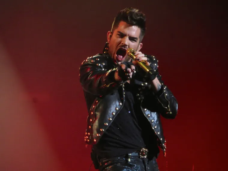 Slavni pjevač Adam Lambert priznao je svoju seksualnu orijetanciju u intervjuu za magazin Rolling Stone u lipnju 2009. godine. "Ponosan sam na svoju seksualnost. Prihvatio sam je. Ona je dio mene", rekao je.