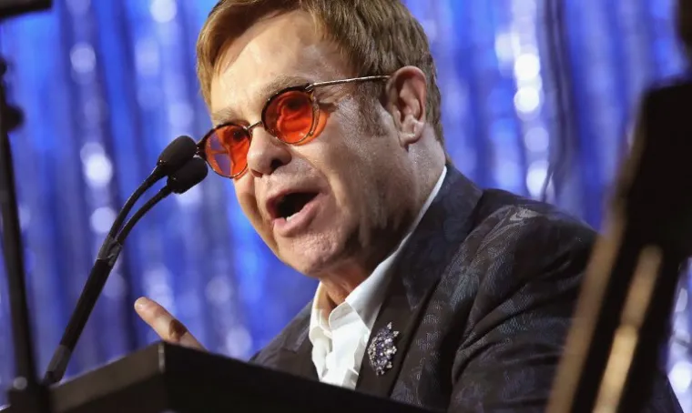 Iako je Elton John bio oženjen za Renatu Biauel, slavni pjevač je priznao da je gay u intervjuu za Rolling Stone 1988. godine. "Priznanje mi je dalo slobodu biti čovjekom kakav sam bio u ostatku mog života. Ne moram se skrivati iza ugla. Najgore je bojati se vlastitoga sebe - to je stra&scaron;no", rekao je.
