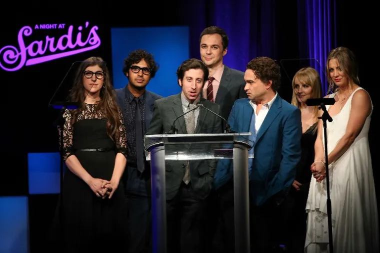 Jim Parsons, genijalni Sheldon Cooper iz popularne serije "Teorija velikog praska" nije samostalno priznao svoju seksualnu orijentaciju. Naime, portretni članak u New York Timesu suptilno je razotkrio glumčevu seksualnu orijentaciju povezav&scaron;i je s njegovom tada&scaron;njom ulogom u predstavi na Broadwayju koja je prikazivala život homoseksualaca koji pate od AIDS-a u New Yorku u vrijeme 80-ih.