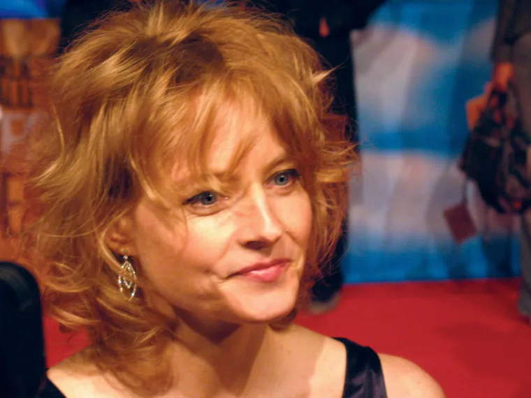 Iako je spomenula svoju partnericu Cydney Bernard 2007., Jodie Foster je iskoristila govor na dodjeli nagrada Zlatni gobus  2013. kako bi prvi put priznala svoju homoseksualnost. "Već sam obavila svoj "izlazak" prije tisuću godina, jo&scaron; u kamenom dobu. U tim čudnim danima kad bi se krhka djevojka otvorila vjernim prijateljima i obitelji, suradnicima i tek tada postupno, ponosno, i svima ostalima koji su je poznavali. Svima koje je ustvari poznavala. Ali sada, kako su mi rekli, svaka zvijezda mora otkriti detalje privatnog života na press konferenciji, poput nekog reality showa", rekla je Foster u govoru.