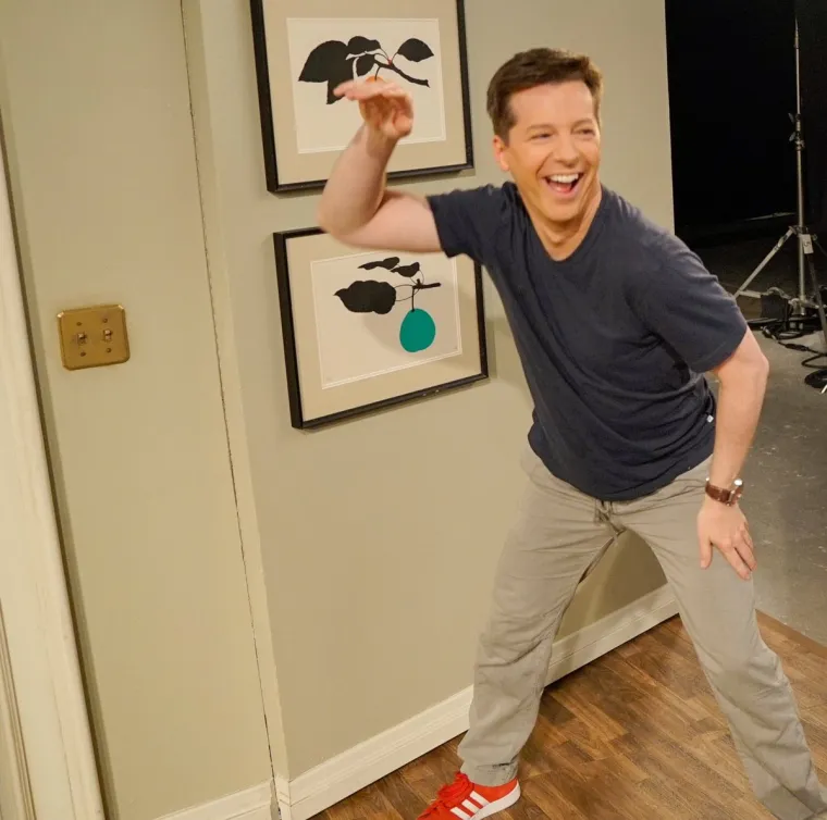 Glumac Sean Hayes, poznat po ulozi homoseksualca Jacka u seriji "Will &amp; Grace" službeno je priznao svoju homoseksualnost u ožujku 2010. u intervjuu za časopis Advocate. "Nikad nisam imao problem priznati tko sam. Ja sam onaj koji jesam. Nikad nisam bio u ormaru, kako kažu. Nikad", kazao je.