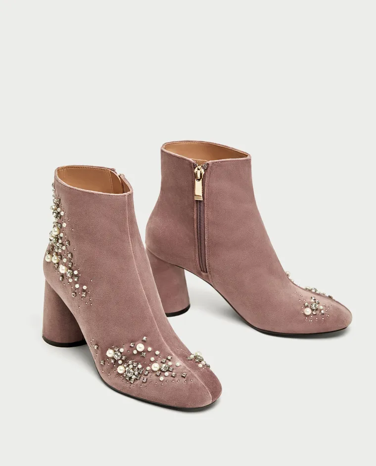 Baršunaste gležnjače s perlicama, Zara, 399,90 kuna