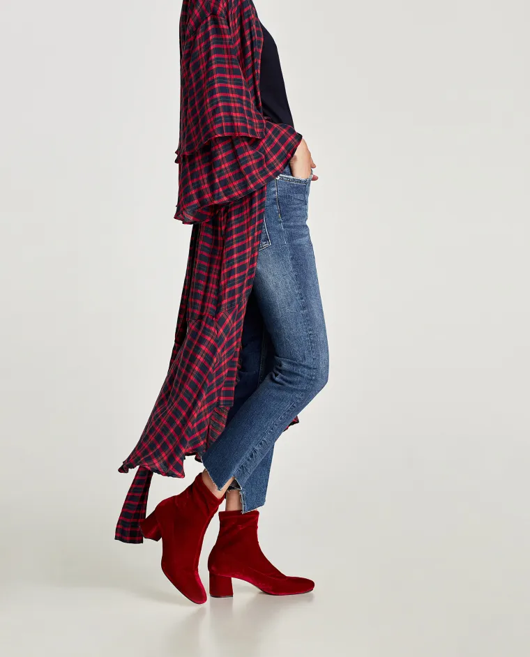 Crvene baršunaste gležnjače s potpeticom, Zara, 299,90 kuna