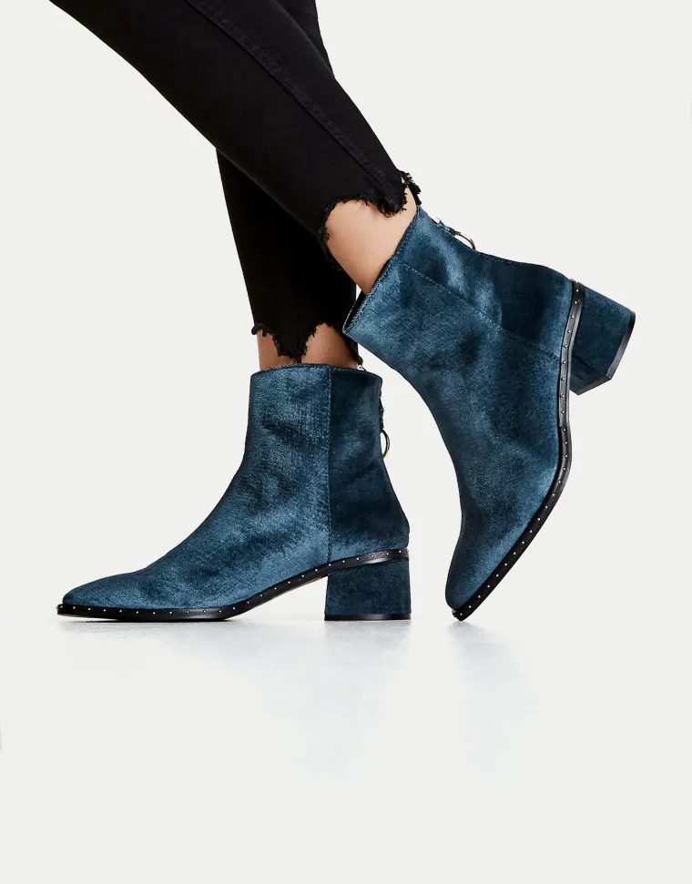 Bar&scaron;unaste gležnjače s mini zakovicama, Pull&amp;Bear, 349,90 kuna