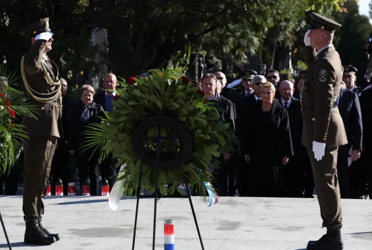 DRŽAVNI VRH NA MIROGOJU: Položili vijence i zapalili svijeće u znak sjećanja