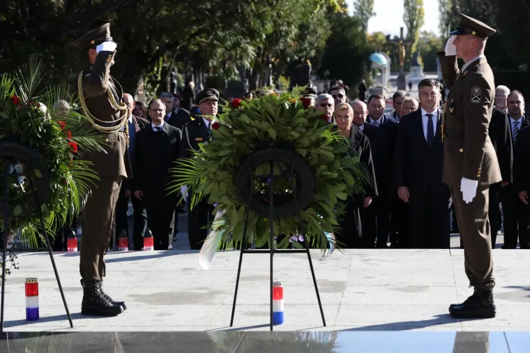 DRŽAVNI VRH NA MIROGOJU: Položili vijence i zapalili svijeće u znak sjećanja