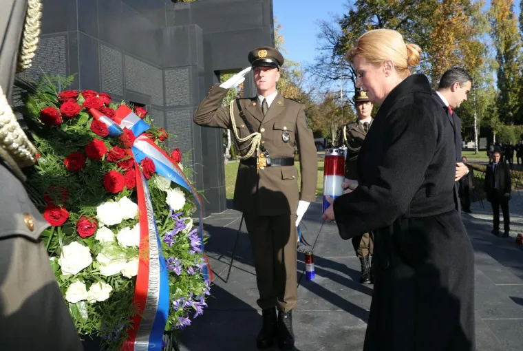 DRŽAVNI VRH NA MIROGOJU: Položili vijence i zapalili svijeće u znak sjećanja