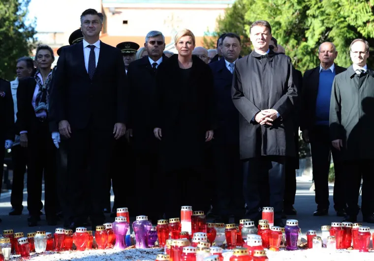 DRŽAVNI VRH NA MIROGOJU: Položili vijence i zapalili svijeće u znak sjećanja