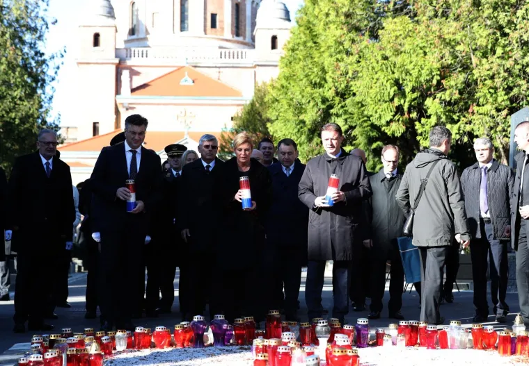 DRŽAVNI VRH NA MIROGOJU: Položili vijence i zapalili svijeće u znak sjećanja