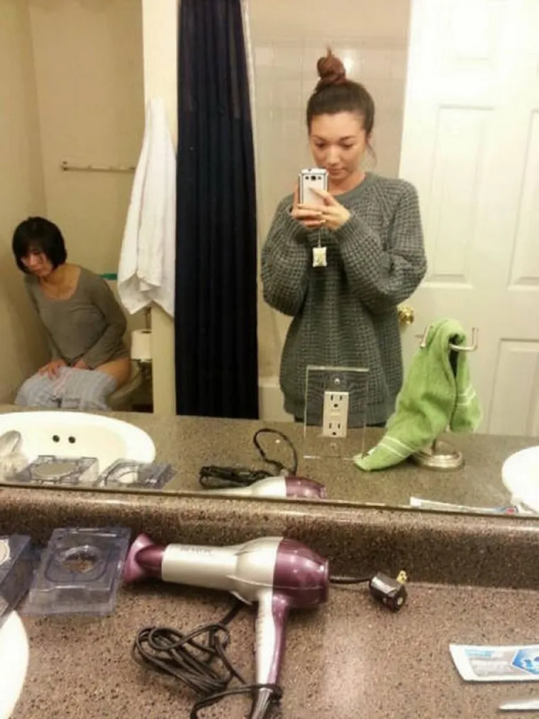 Ne ispu&scaron;taju ga iz ruke niti u najbizarnijim situacijama