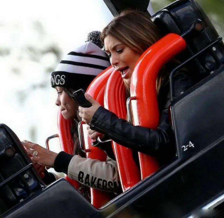 Ne ispu&scaron;taju ga iz ruke niti u najbizarnijim situacijama