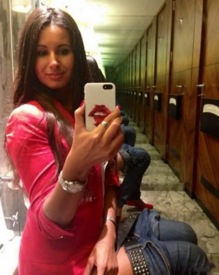 Ne ispu&scaron;taju ga iz ruke niti u najbizarnijim situacijama