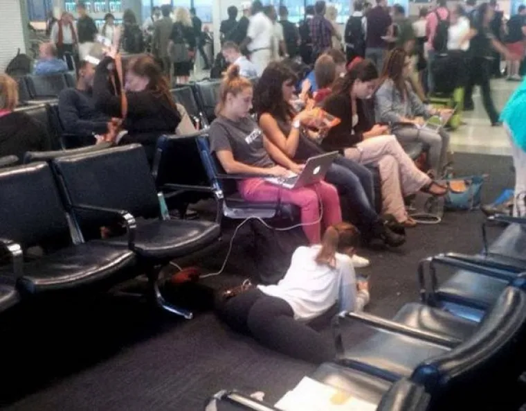 Ne ispu&scaron;taju ga iz ruke niti u najbizarnijim situacijama