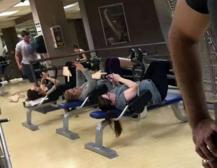 Ne ispu&scaron;taju ga iz ruke niti u najbizarnijim situacijama