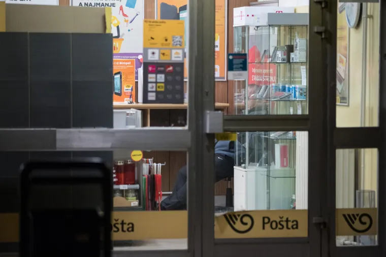 Zagreb: uz prijetnju vatrenim oružjem opljačkana po&scaron;ta u ulici Dragutina Golika