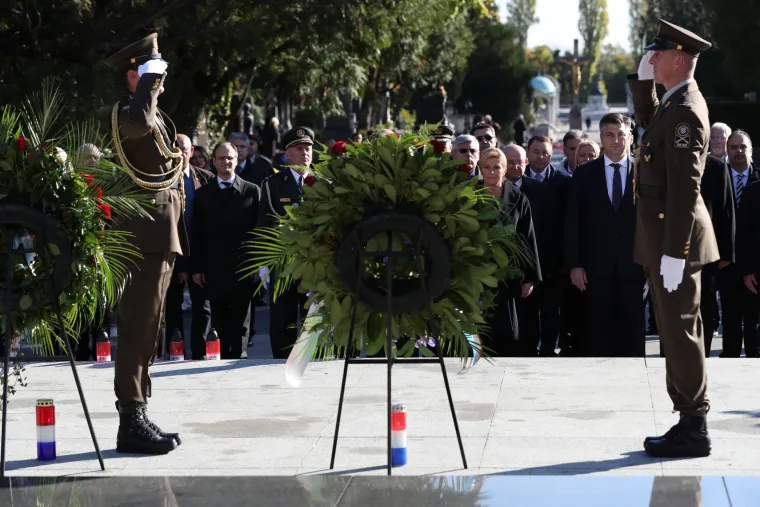 Državni vrh položio vijence i zapalio svijeće na groblju Mirogoj