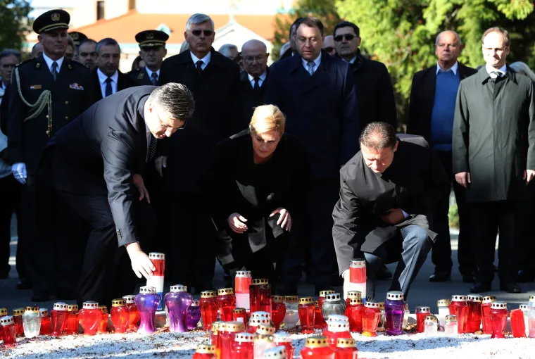 Državni vrh položio vijence i zapalio svijeće na groblju Mirogoj