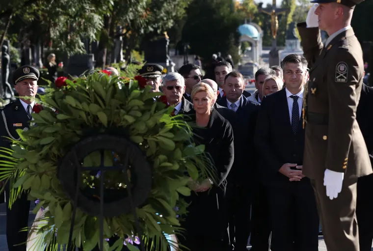 Državni vrh položio vijence i zapalio svijeće na groblju Mirogoj
