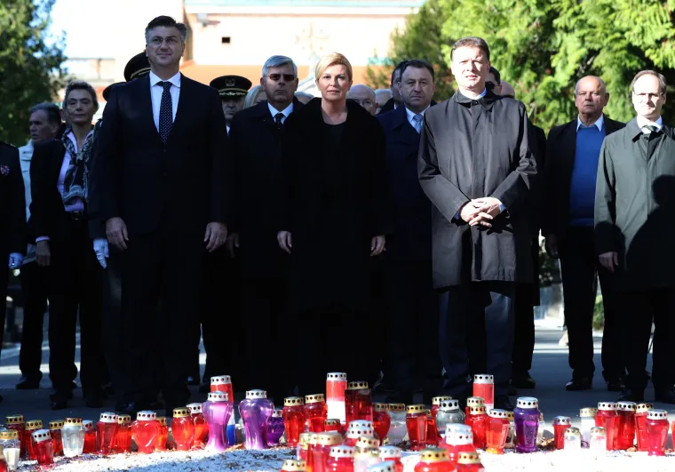 Državni vrh položio vijence i zapalio svijeće na groblju Mirogoj