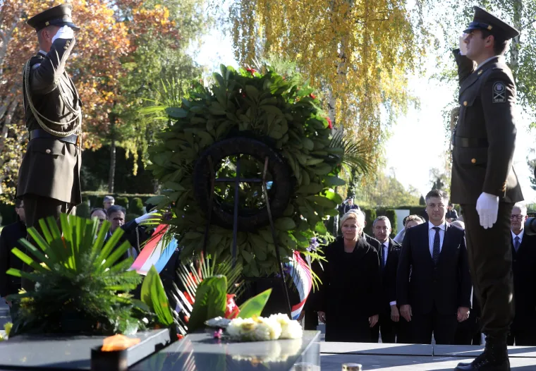 Državni vrh položio vijence i zapalio svijeće na groblju Mirogoj
